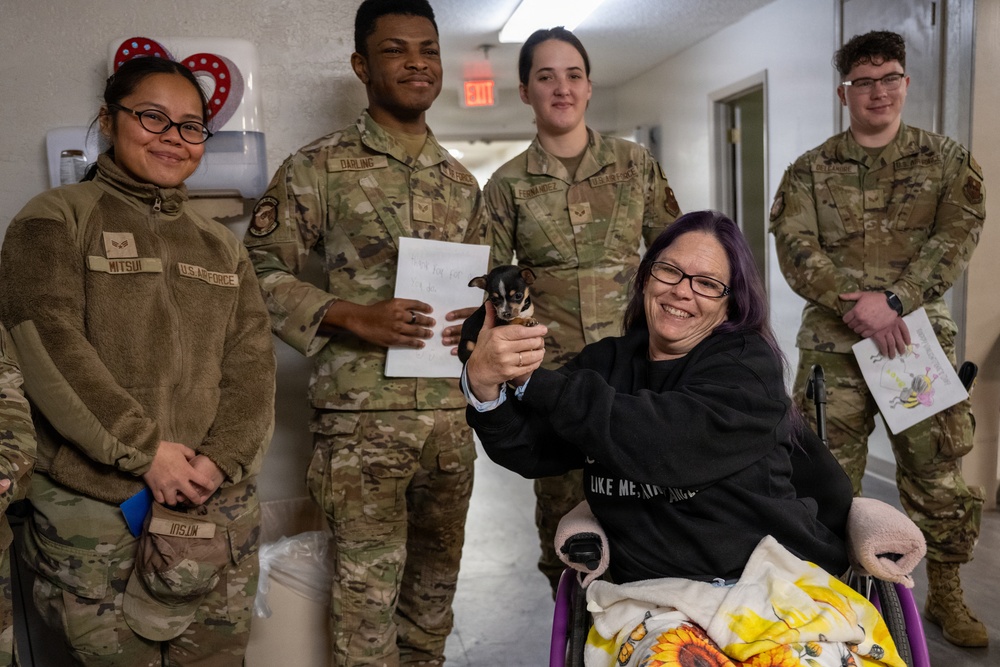 Altus Airmen deliver Valentines for Veterans