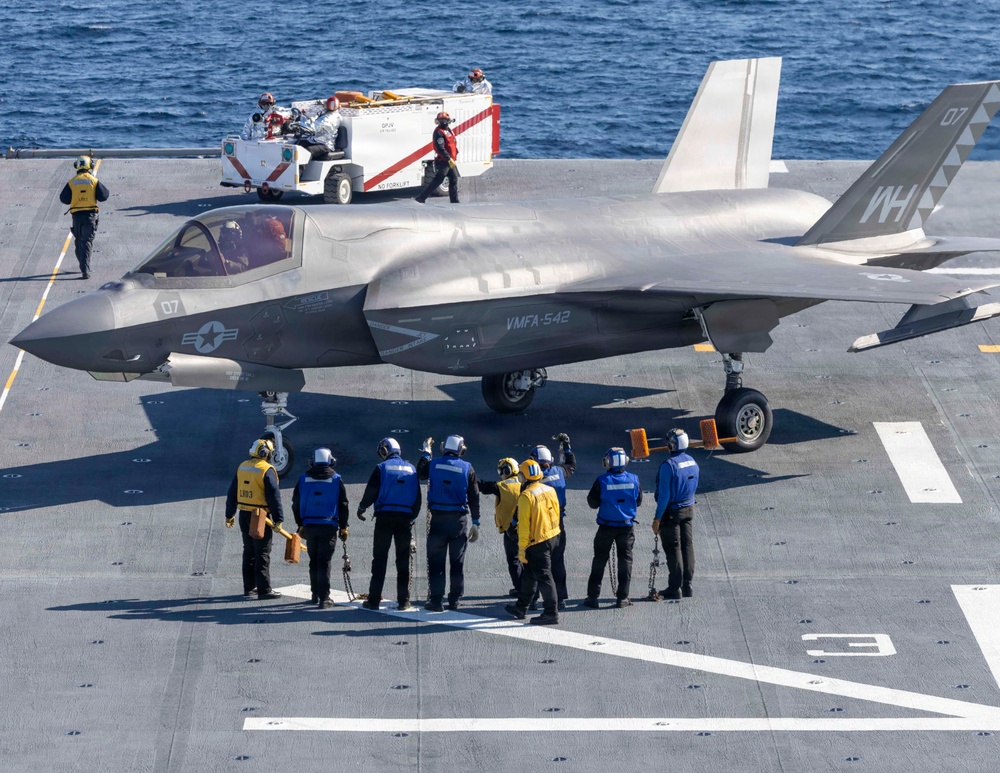KEARSARGE CONDUCTS F-35 FLIGHT OPERATIONS