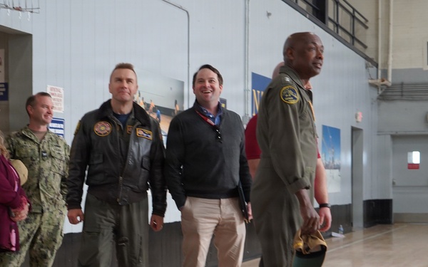 Commander, Navy Region Mid-Atlantic REGCOM visits the Huntington Hall Naval Berthing Facility in Newport News