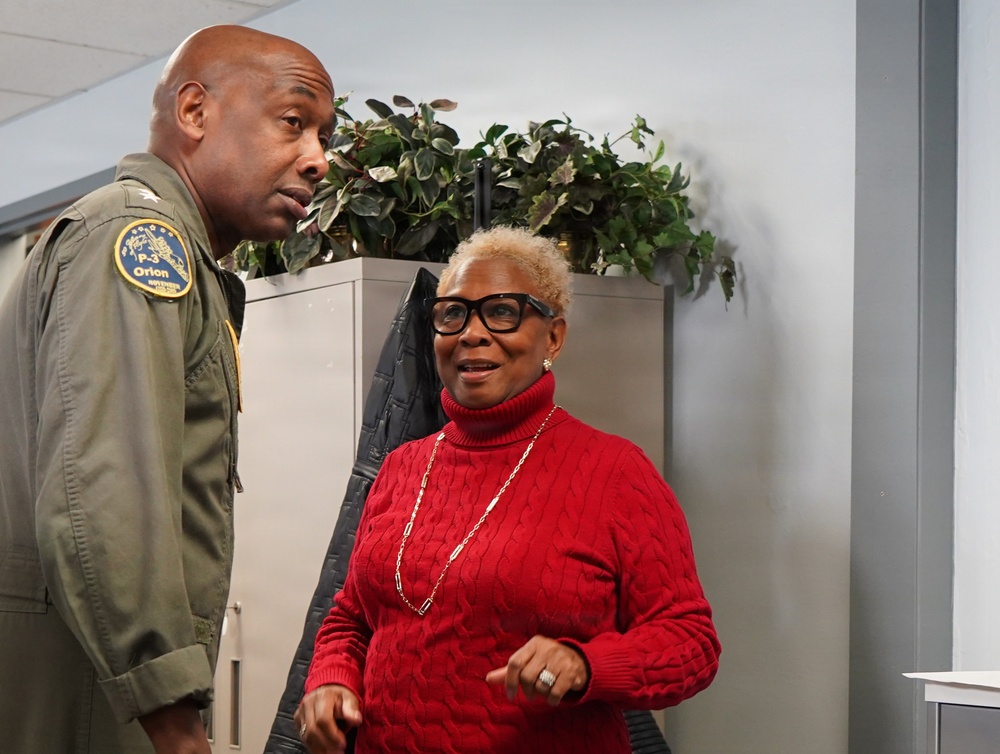 Commander, Navy Region Mid-Atlantic REGCOM visits the Huntington Hall Naval Berthing Facility in Newport News