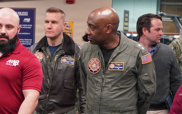 Commander, Navy Region Mid-Atlantic REGCOM visits the Huntington Hall Naval Berthing Facility in Newport News