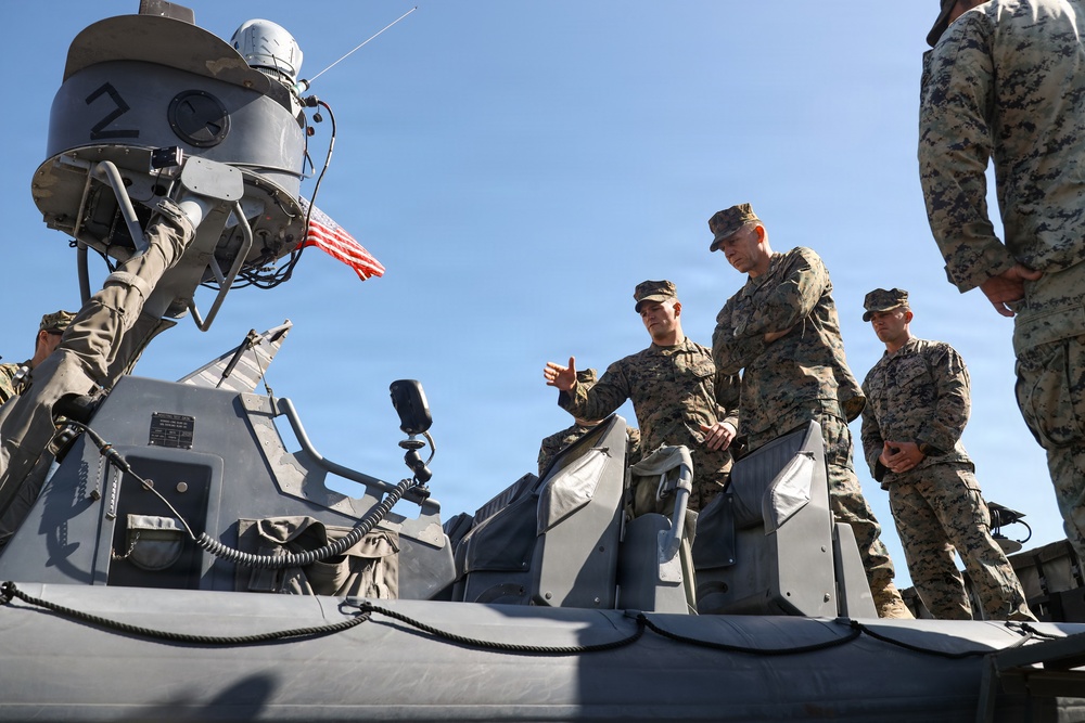 Lt. Gen. Eric Austin visits U.S. Marines with 1st MARDIV