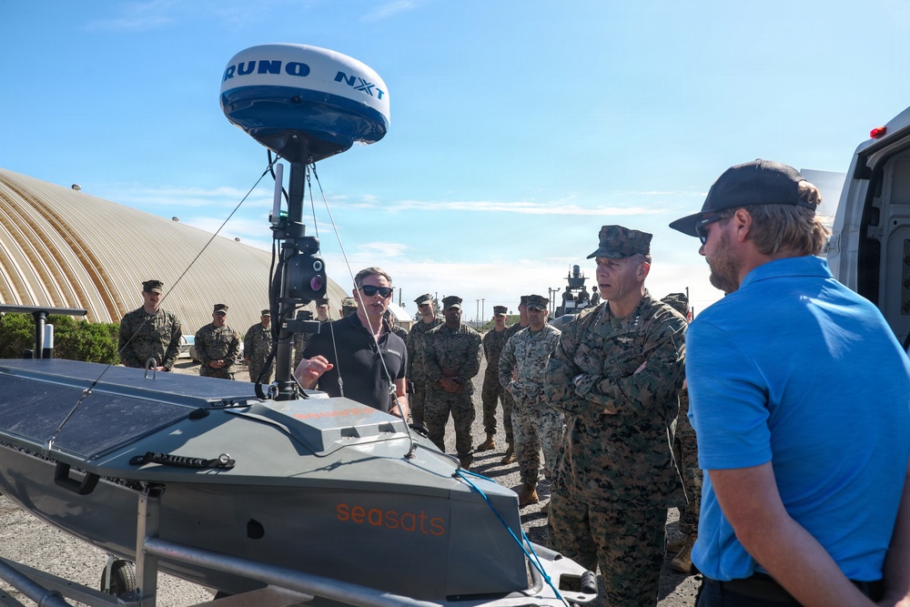 Lt. Gen. Eric Austin visits U.S. Marines with 1st MARDIV