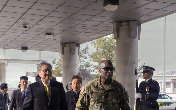 Humphreys Meeting Highlights Unwavering ROK-U.S. Commitment to Peace