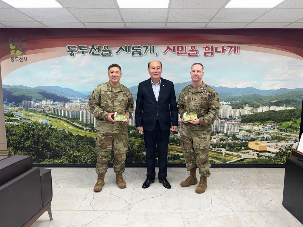 Yongsan-Casey command team and Dongducheon City Mayor exchange holiday greetings