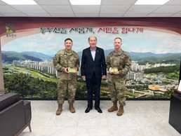 Yongsan-Casey command team and Dongducheon City Mayor exchange holiday greetings