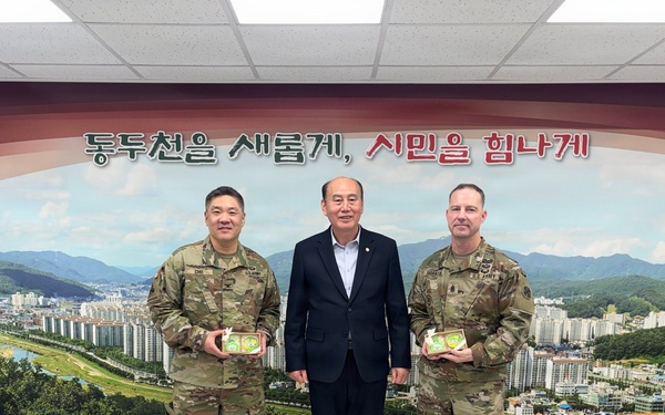 Yongsan-Casey command team and Dongducheon City Mayor exchange holiday greetings