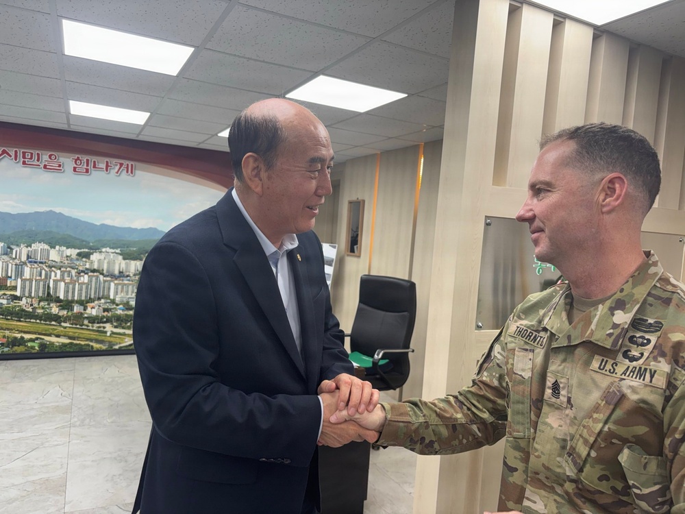 Yongsan-Casey command team and Dongducheon City Mayor exchange holiday greetings