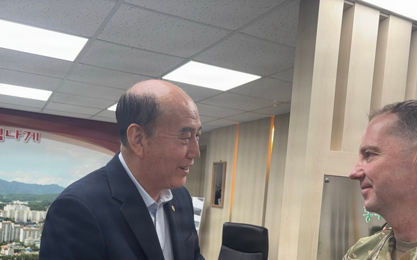 Yongsan-Casey command team and Dongducheon City Mayor exchange holiday greetings