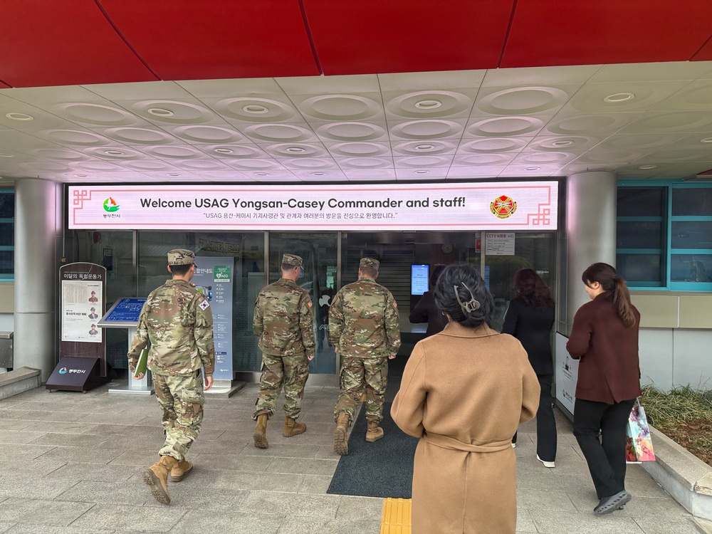 Yongsan-Casey command team and Dongducheon City Mayor exchange holiday greetings