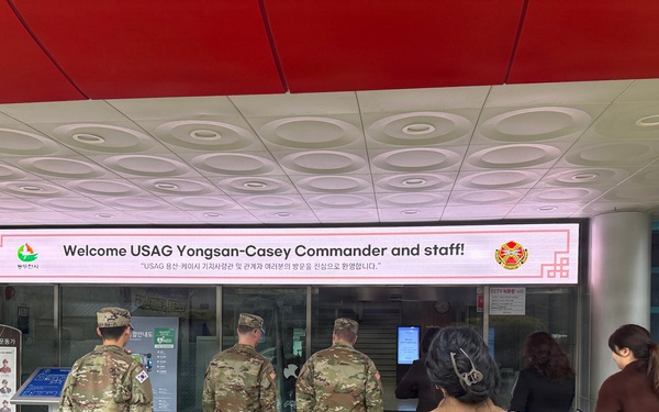 Yongsan-Casey command team and Dongducheon City Mayor exchange holiday greetings