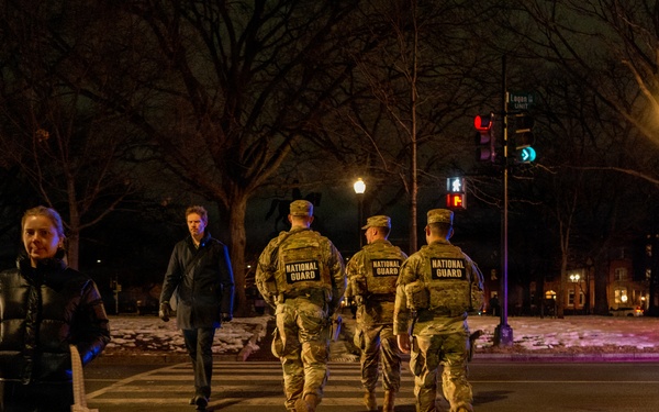 Arkansas Guardsmen Conduct Night Patrol in Washington D.C.