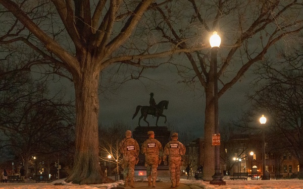 Arkansas Guardsmen Conduct Night Patrol in Washington D.C.