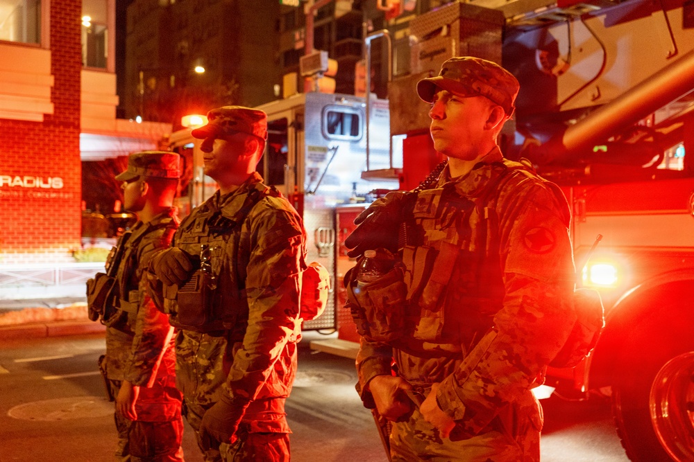 Arkansas Guardsmen Conduct Night Patrol in Washington D.C.