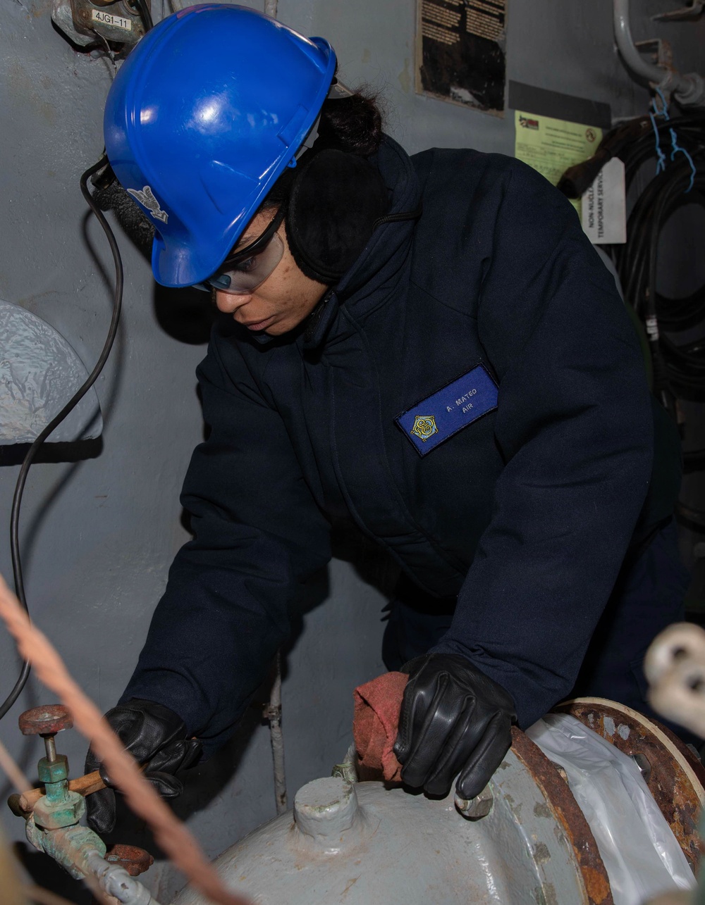 IKE Conducts Fuel Onload.