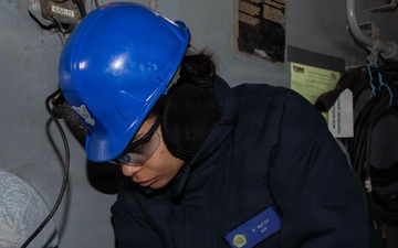 IKE Conducts Fuel Onload.