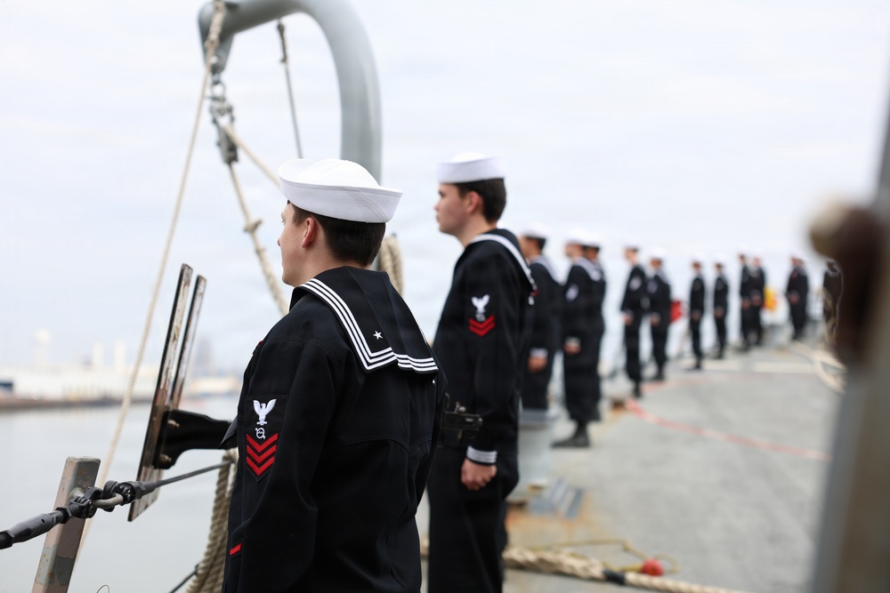 USS Farragut (DDG 99) Pulls Into Port, Mobile, Alabama
