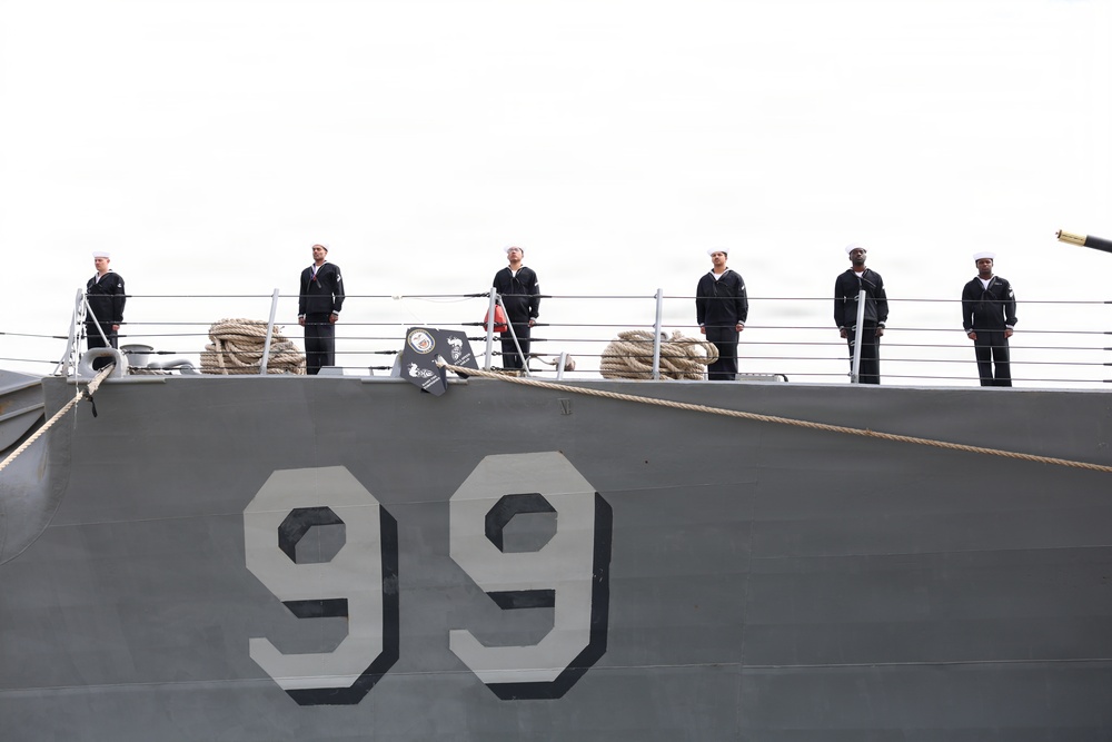 USS Farragut (DDG 99) Pulls Into Port, Mobile, Alabama