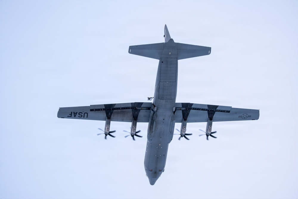 Arctic Angels soar with Canadian Army Paratroopers