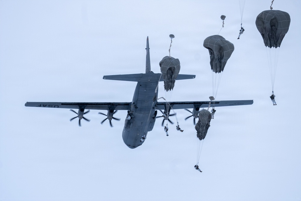 Arctic Angels soar with Canadian Army Paratroopers