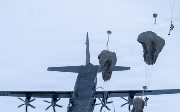 Arctic Angels soar with Canadian Army Paratroopers