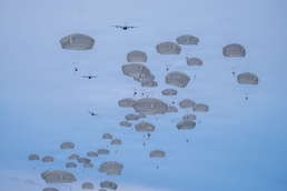 Arctic Angels soar with Canadian Army Paratroopers