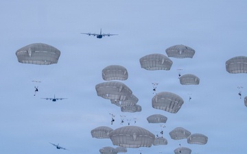 Arctic Angels soar with Canadian Army Paratroopers