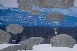 Arctic Angels soar with Canadian Army Paratroopers