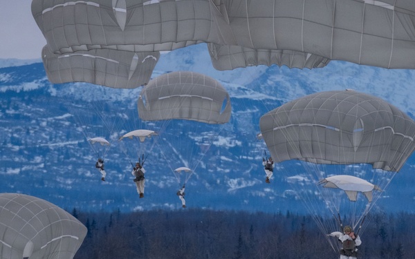 Arctic Angels soar with Canadian Army Paratroopers
