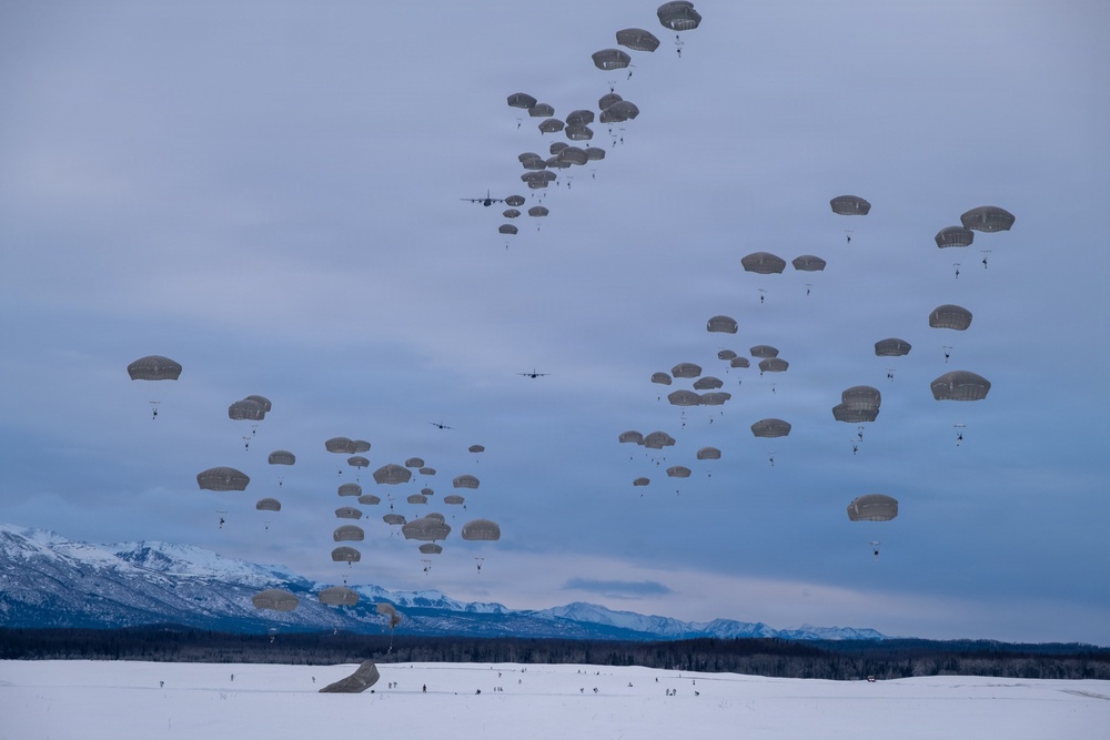 Arctic Angels soar with Canadian Army Paratroopers