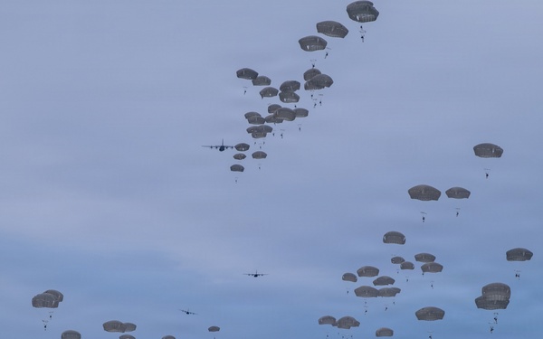 Arctic Angels soar with Canadian Army Paratroopers