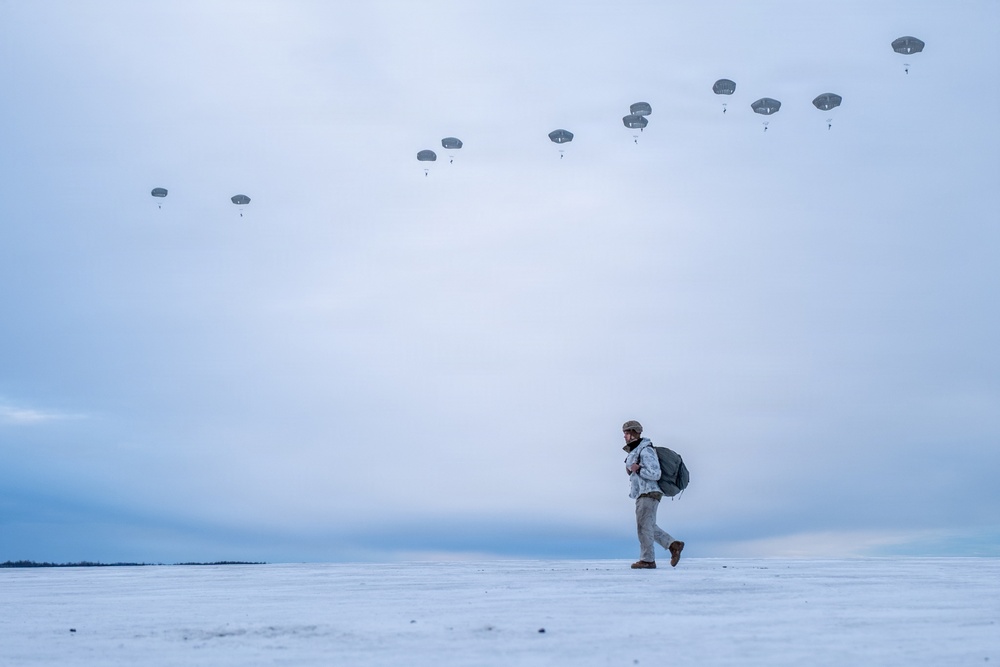 Arctic Angels soar with Canadian Army Paratroopers
