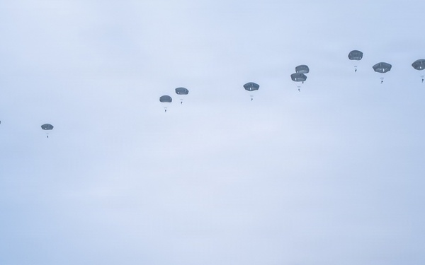 Arctic Angels soar with Canadian Army Paratroopers