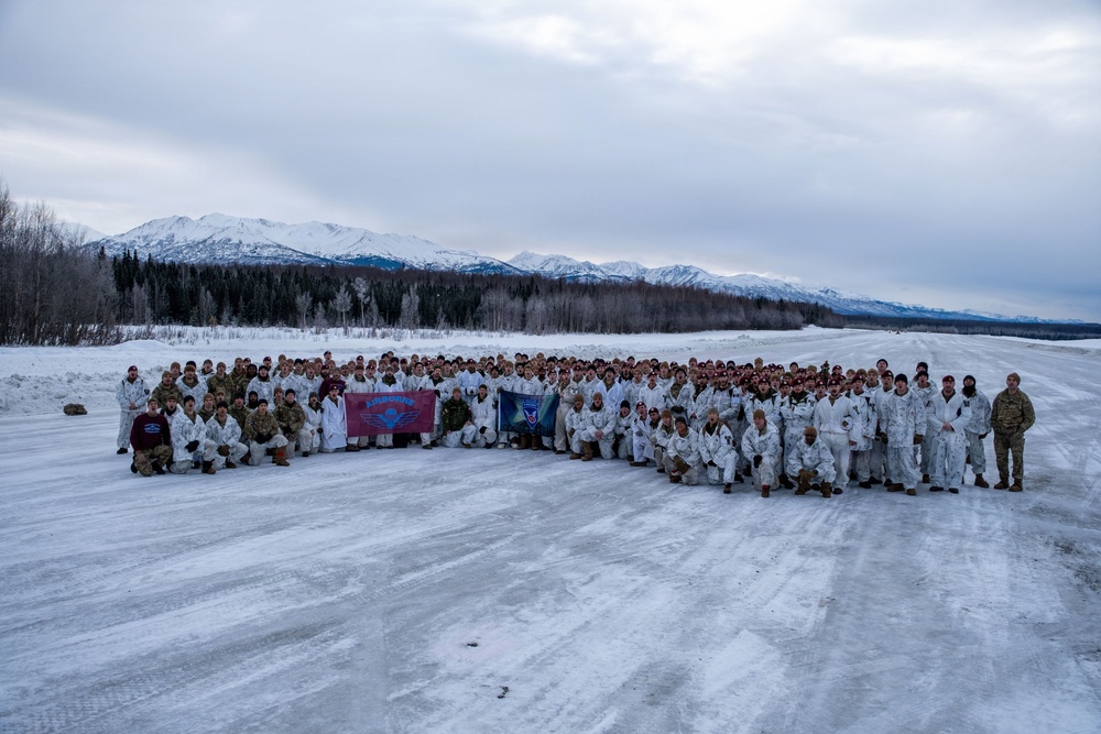 Arctic Angels soar with Canadian Army Paratroopers