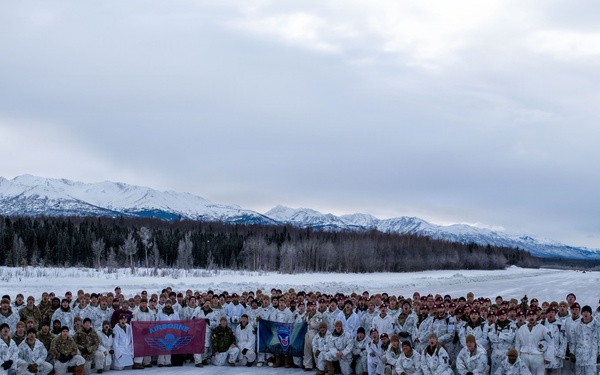 Arctic Angels soar with Canadian Army Paratroopers
