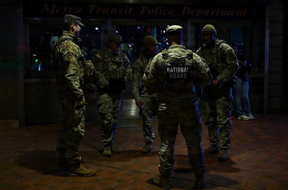 Senior leaders visit guardsmen supporting the mission after dark