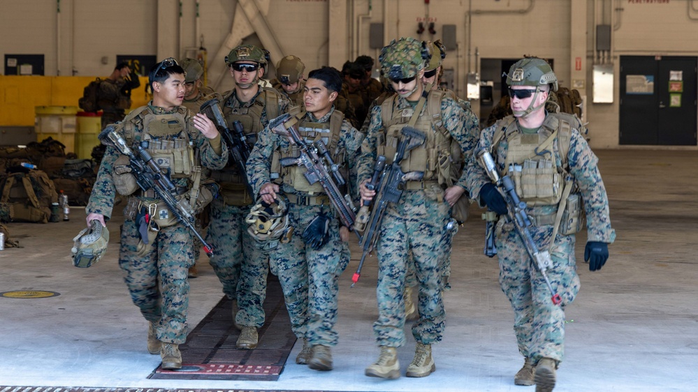 24th MEU CERTEX: U.S Marines with Lima Company Conduct a TRAP mission