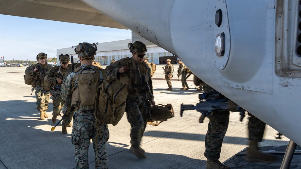 24th MEU CERTEX: U.S Marines with Lima Company Conduct a TRAP mission