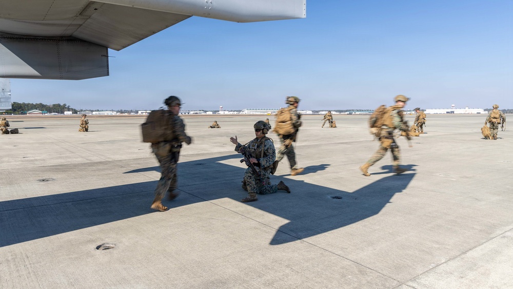 24th MEU CERTEX: U.S Marines with Lima Company Conduct a TRAP mission