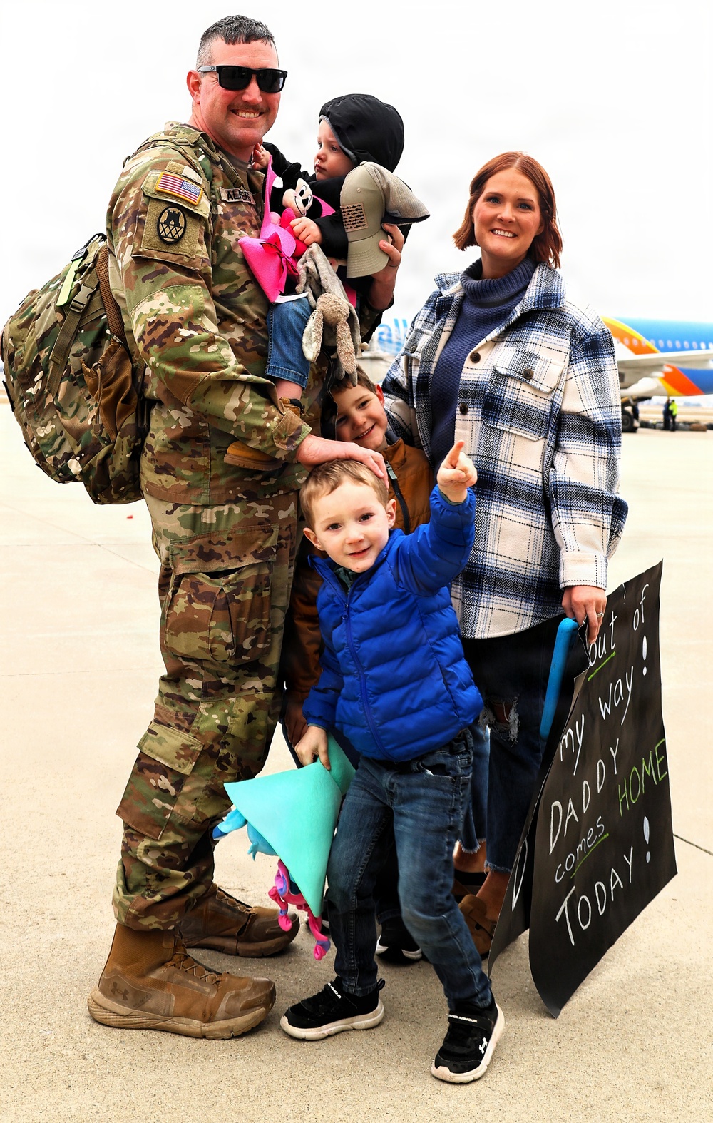 MACOMB-BASED ARMY NATIONAL GUARD ENGINEER UNIT COMPLETES MISSION IN MIDDLE EAST, RETURNS TO ILLINOIS
