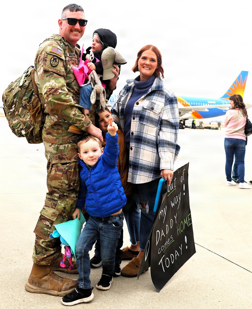 MACOMB-BASED ARMY NATIONAL GUARD ENGINEER UNIT COMPLETES MISSION IN MIDDLE EAST, RETURNS TO ILLINOIS