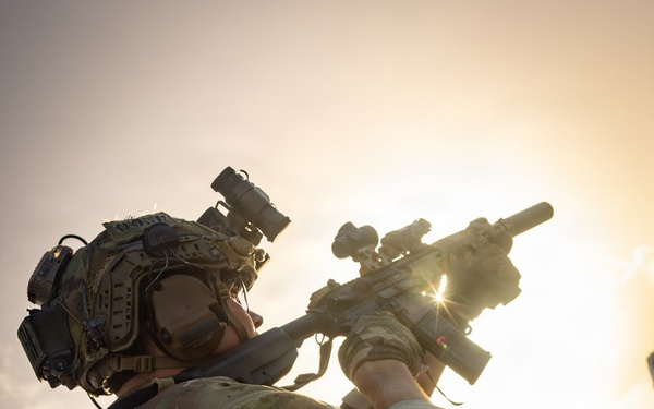22ND MEU (SOC) | MSRT and MSPF Conduct Deck Shoot Aboard USS Fort Lauderdale