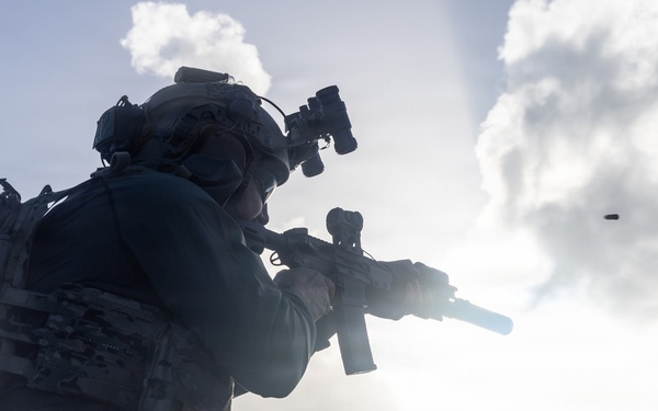 22nd MEU(SOC) | MSRT and MSPF Conduct Deck Shoot Aboard USS Fort Lauderdale