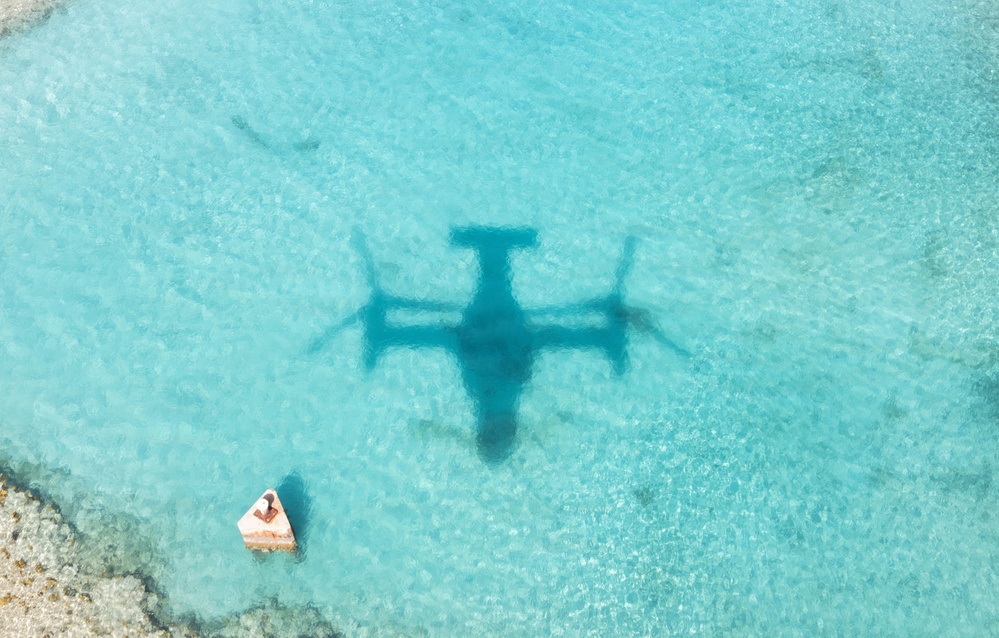 U.S. Marines with VMM-261 transport cargo to The Bahamas