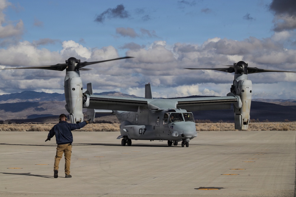 VMM-164 transports HMLA-367 Marines