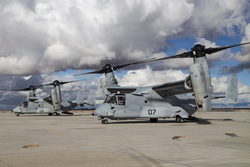 VMM-164 transports HMLA-367 Marines