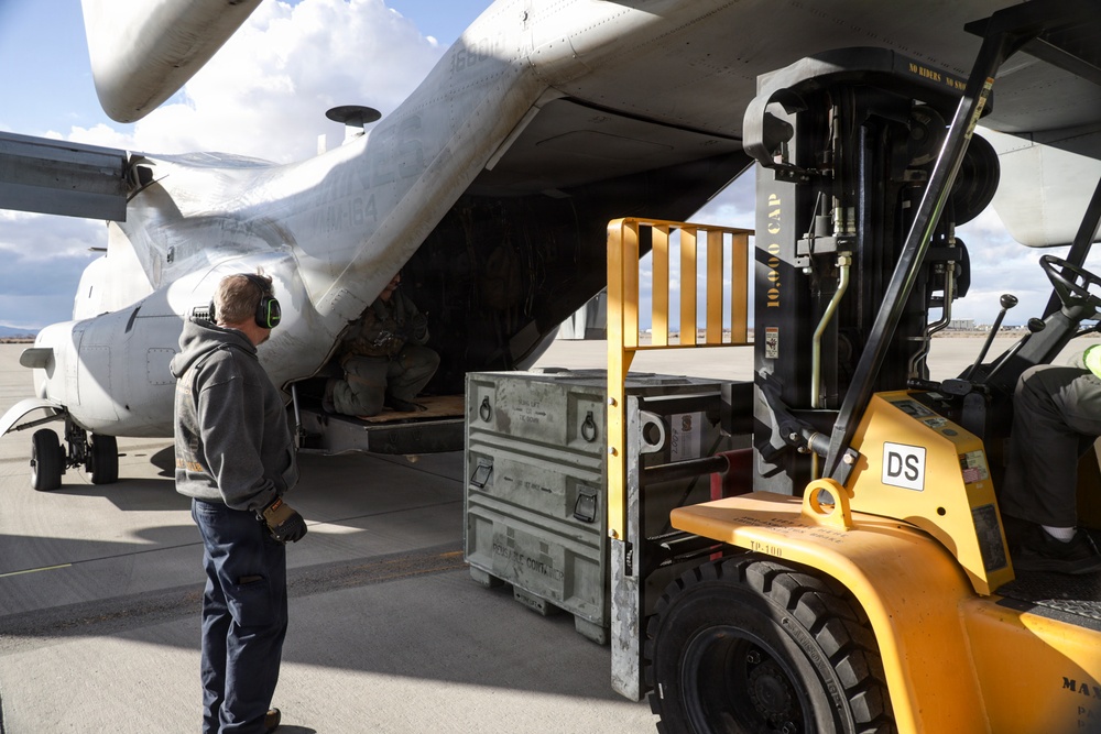 VMM-164 transports HMLA-367 Marines