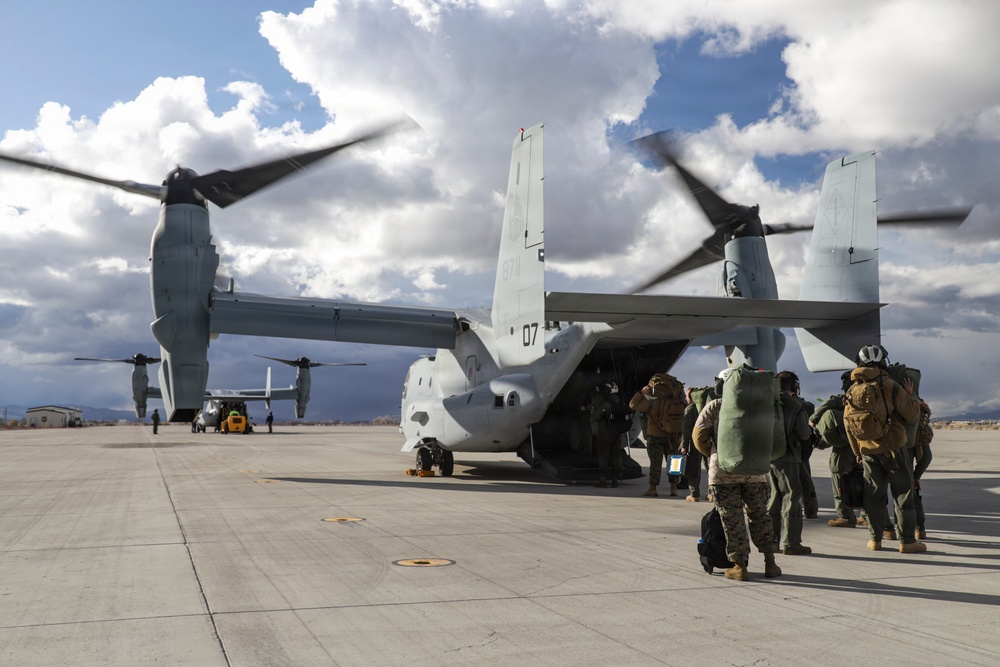 VMM-164 transports HMLA-367 Marines