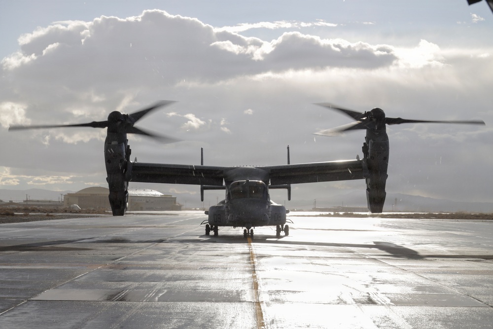 VMM-164 transports HMLA-367 Marines