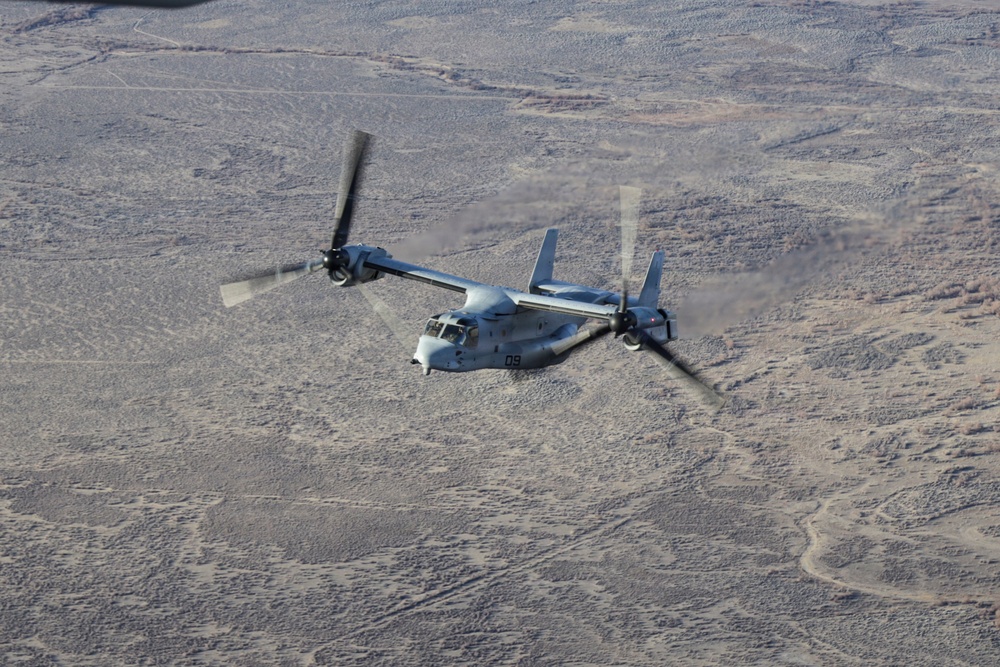 VMM-164 transports HMLA-367 Marines